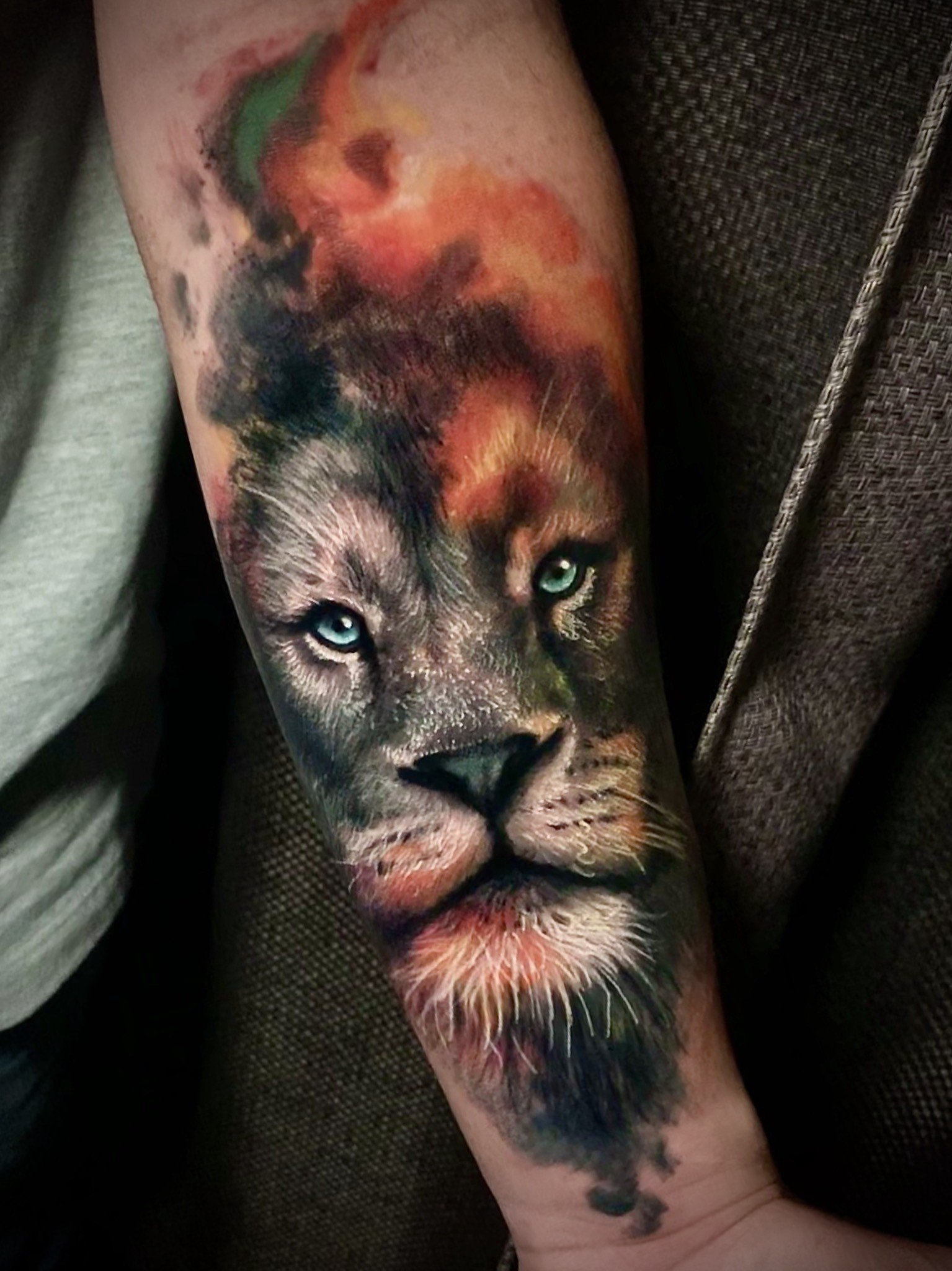 14erwrunedk0e1vfosu8onw-1 Tatuagem de leão realista no braço, com cores vibrantes e detalhes intrincados.