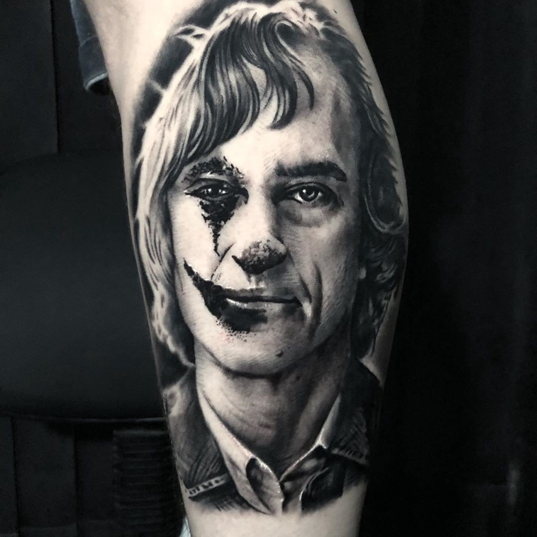 1gxngh2dc-7vr_l4zwjslgg-1 Desenho de tatuagem em preto e branco de um rosto com maquiagem de palhaço.