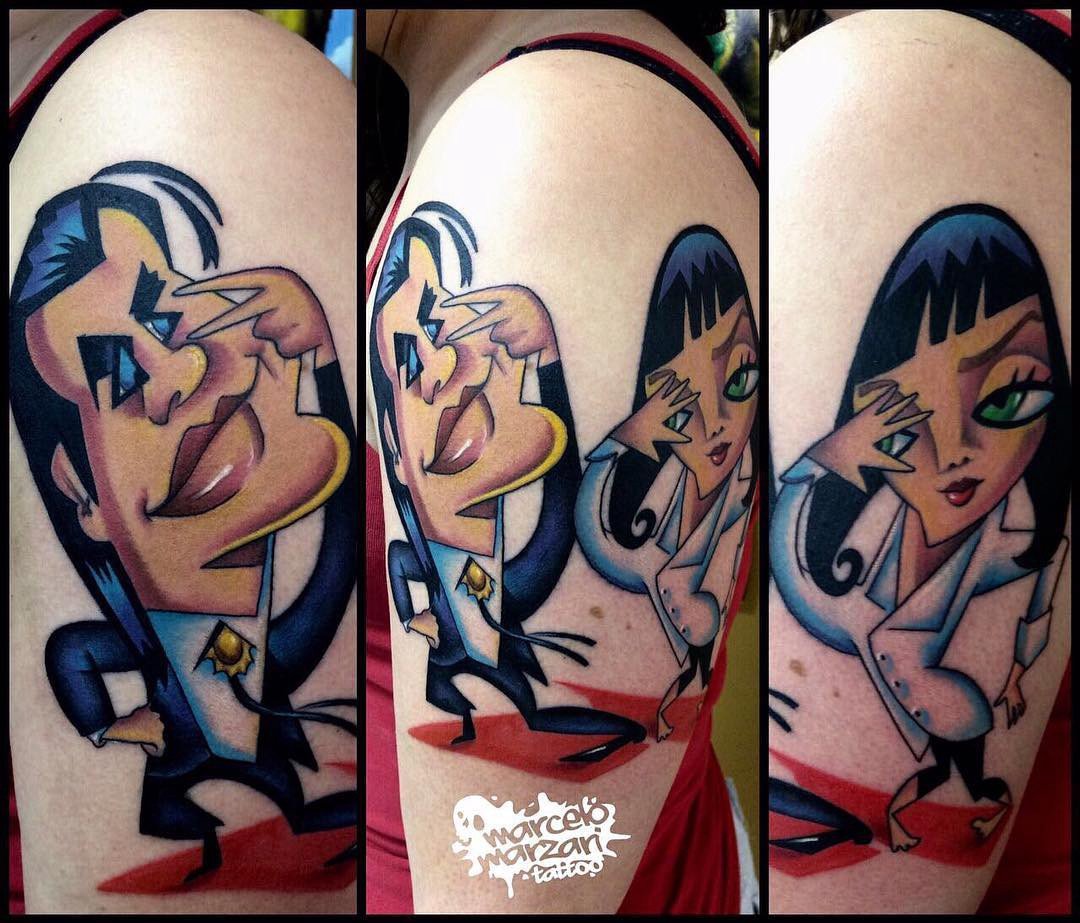 1ud0x8izwuxcknbjoaumo2w-1 Tatuagem de estilo caricatura colorida em um braço, mostrando duas figuras dançantes com trajes clássicos.