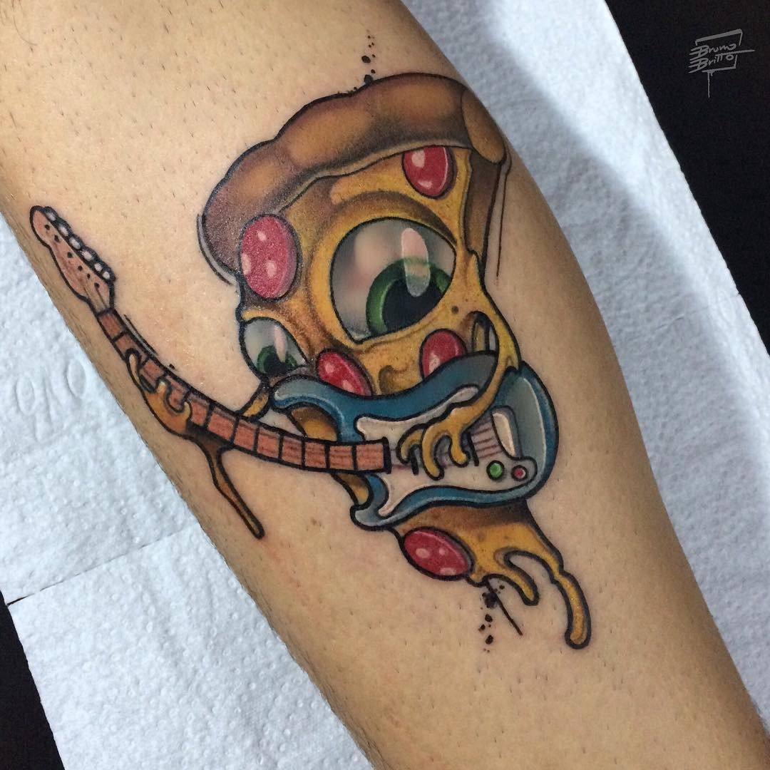 1w94l7fwetzlxlzhaihcvjg-1 Tatuagem de fatia de pizza com olhos grandes tocando guitarra elétrica colorida no braço.