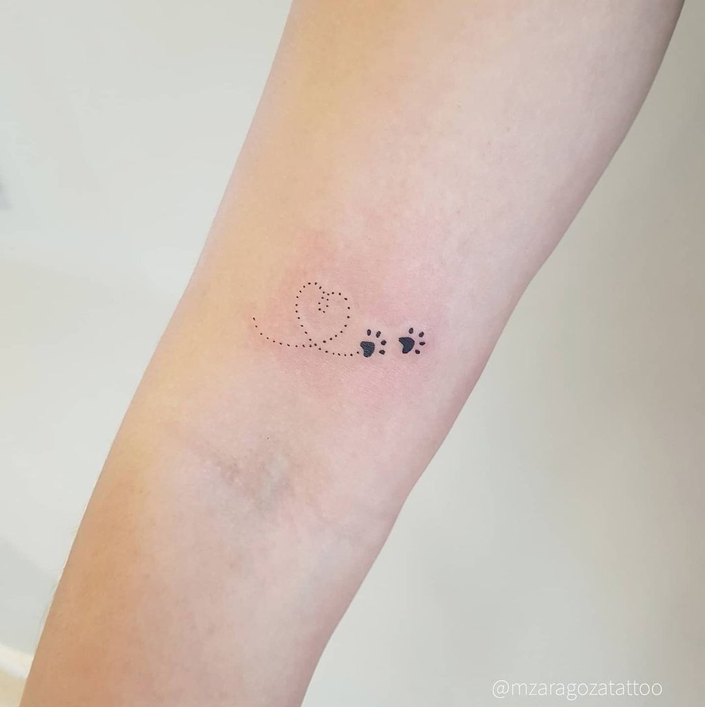 w1021-1 Tatuagem minimalista no braço com um coração pontilhado e pequenas pegadas.