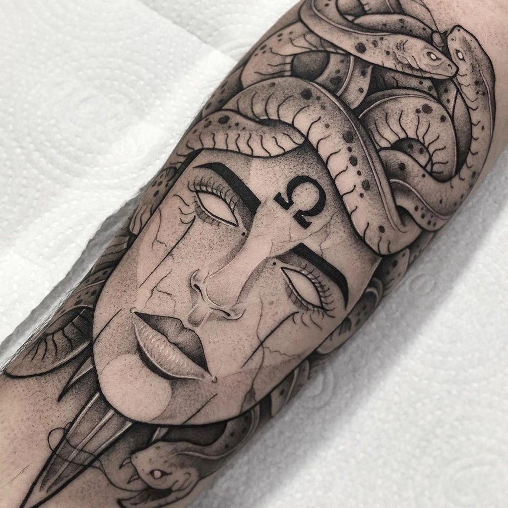 w1024-146 Desenho de tatuagem em preto e cinza de rosto com serpentes na cabeça e símbolo na testa.