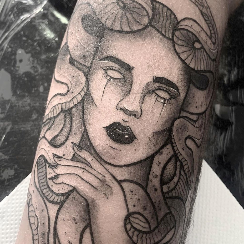 w1024-148 Tatuagem de rosto feminino com cobras no cabelo e lágrimas nos olhos, estilo monocromático.