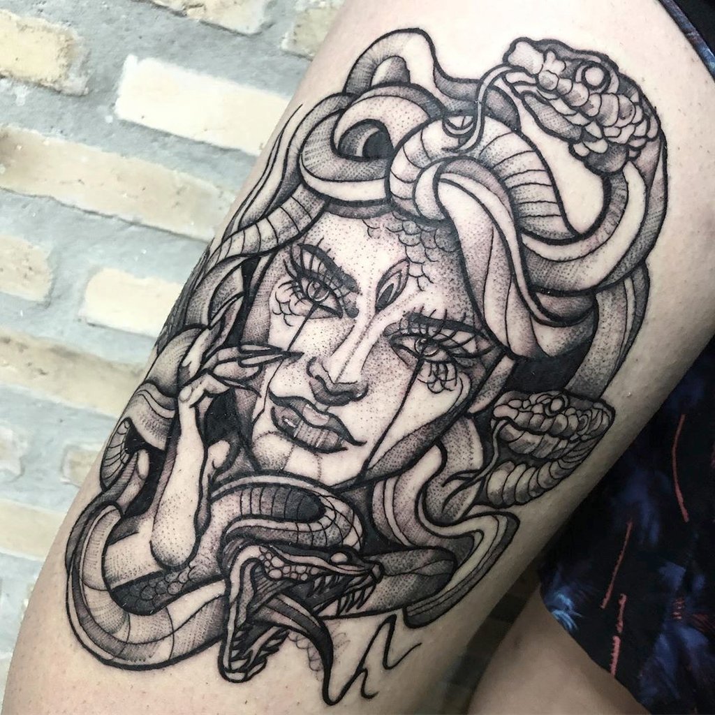 w1024-153 Tatuagem de rosto feminino com cobras entrelaçadas, em estilo de traço fino e sombreado.