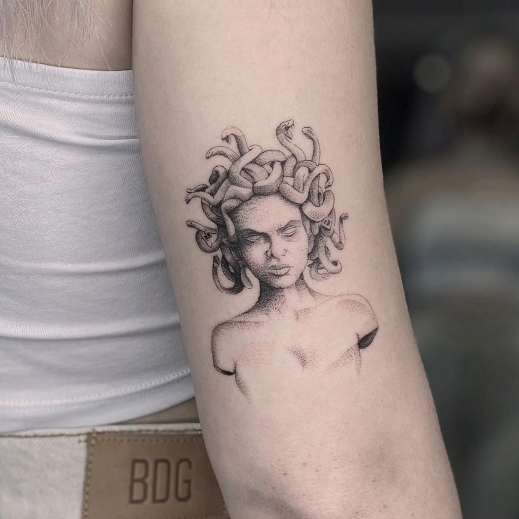 w1024-160 Um braço com uma tatuagem de figura mitológica com cabelos de serpentes.