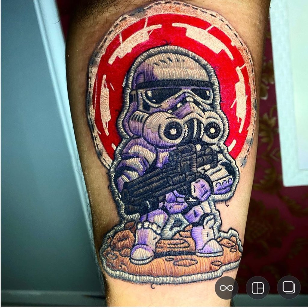 w1024-52 Tatuagem de personagem em estilo bordado, vestindo armadura, com fundo vermelho e detalhes em preto e branco.