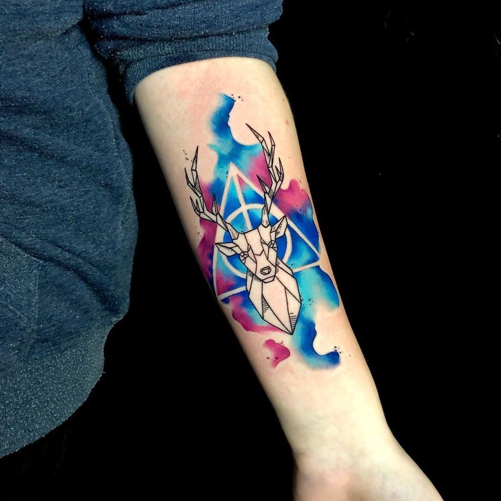 w1024-58 Braço com tatuagem de cervo geométrico, triângulos e aquarela em azul e rosa.