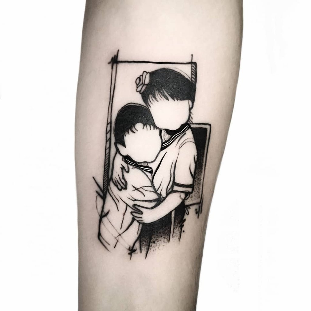 w1024-60 Desenho de duas crianças abraçadas, sem rostos, em um estilo de tatuagem na pele.