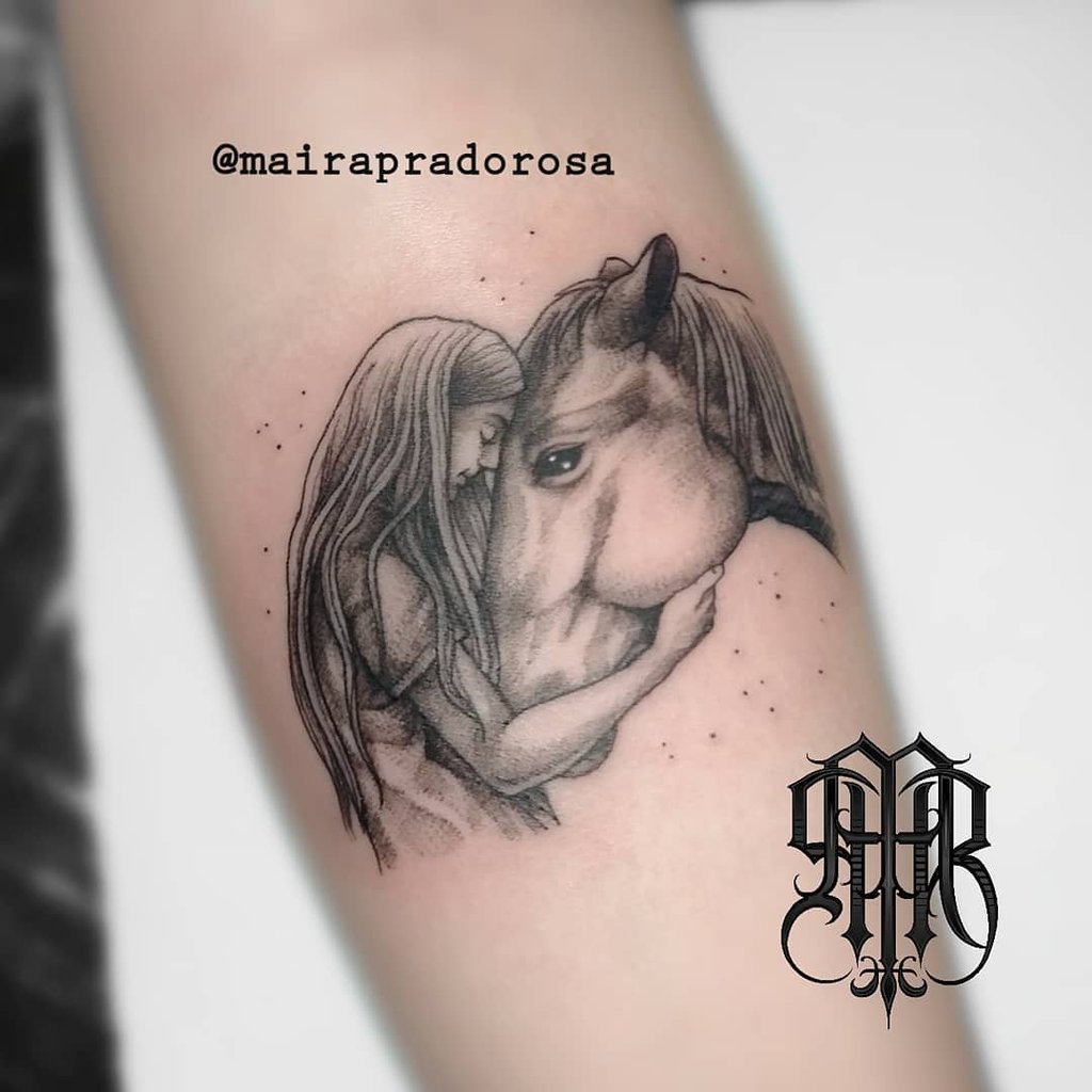 w1024-63 Desenho de tatuagem em preto e cinza, mostrando uma pessoa abraçando um cavalo.