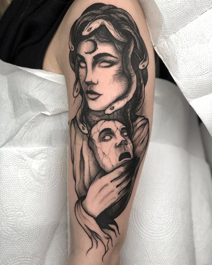 w819-104 Tatuagem de figura feminina com serpentes no cabelo e máscara em mãos, estilo sombrio e detalhado.