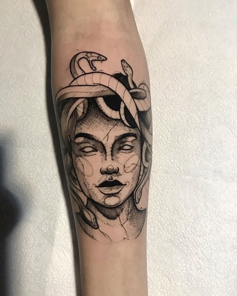 w819-109 Tatuagem em um braço com desenho de rosto feminino cercado por cobras.