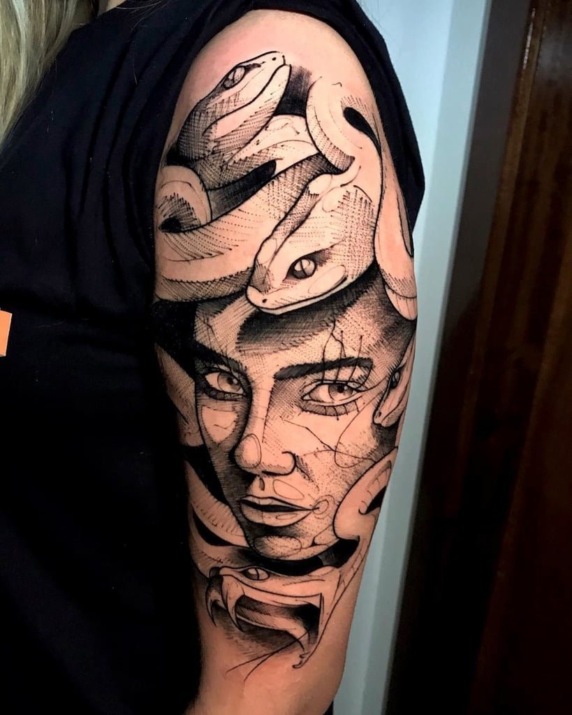 w819-110 Tatuagem no braço com desenho de rosto feminino e cobras em estilo artístico detalhado.