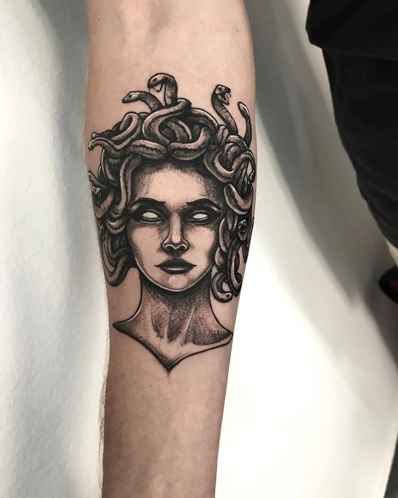 w819-113 Tatuagem no braço de um rosto feminino com cobras como cabelo, em estilo preto e cinza.