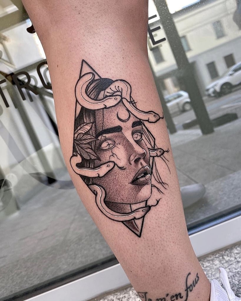 w819-114 Tatuagem na perna com desenho de rosto feminino, cobras e elementos geométricos, estilo fineline.