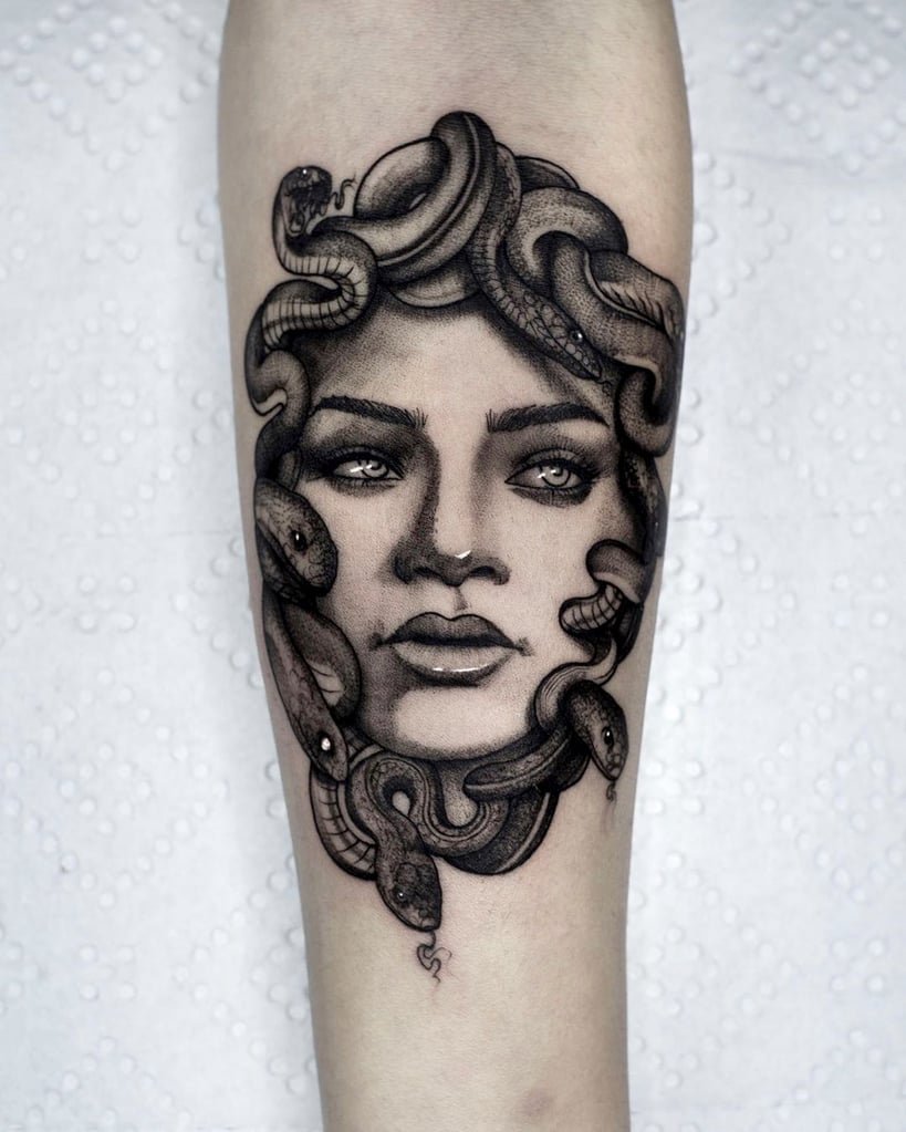 w819-116 Uma tatuagem de rosto com cobras entrelaçadas em volta da cabeça.