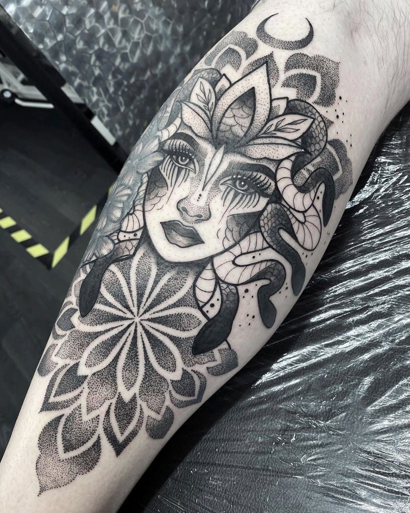 w819-117 Tatuagem detalhada de rosto feminino com elementos florais e serpentes, em estilo pontilhismo.