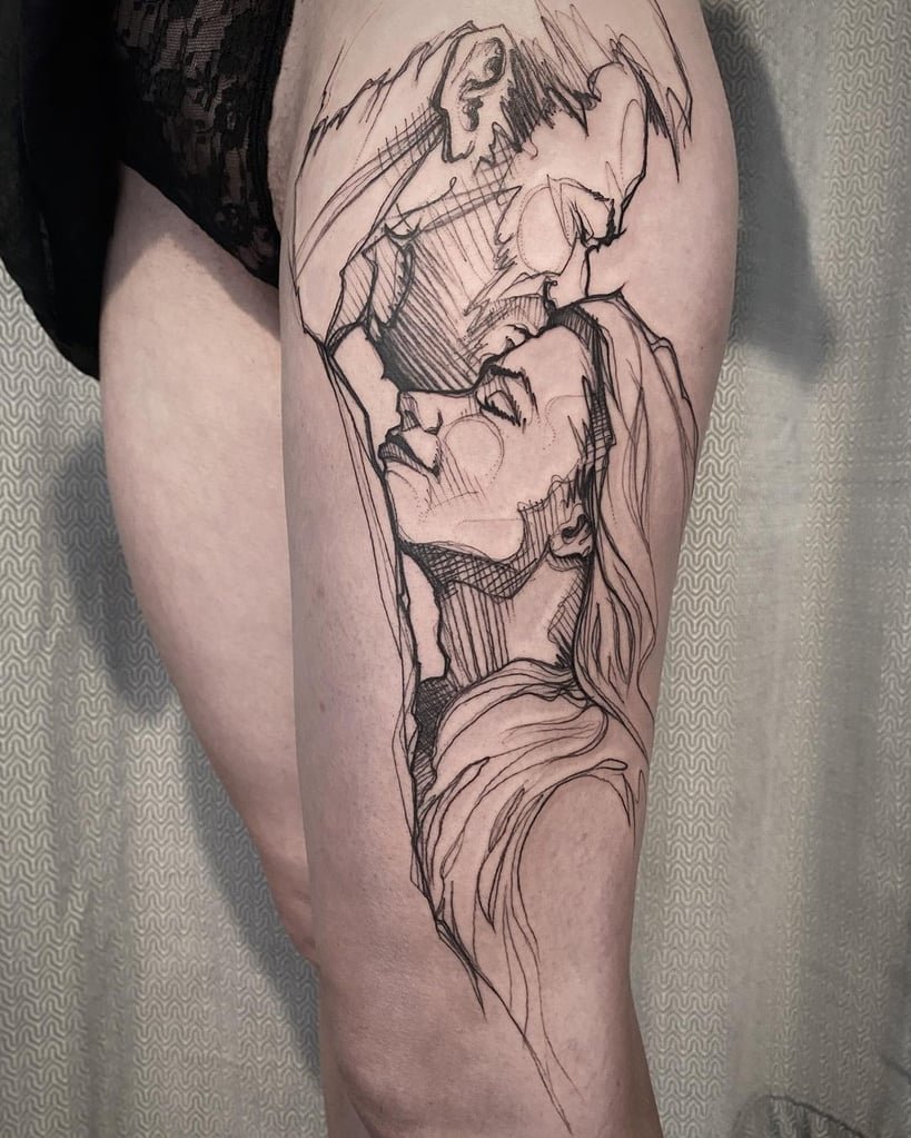 w819-194 Desenho de linha minimalista de um casal se abraçando, tatuado na parte superior da perna de uma pessoa.