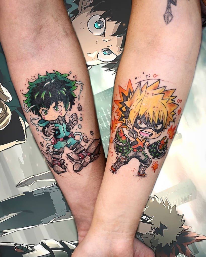 w819-227 Tatuagens de personagens de anime com expressões determinadas nos antebraços de duas pessoas.