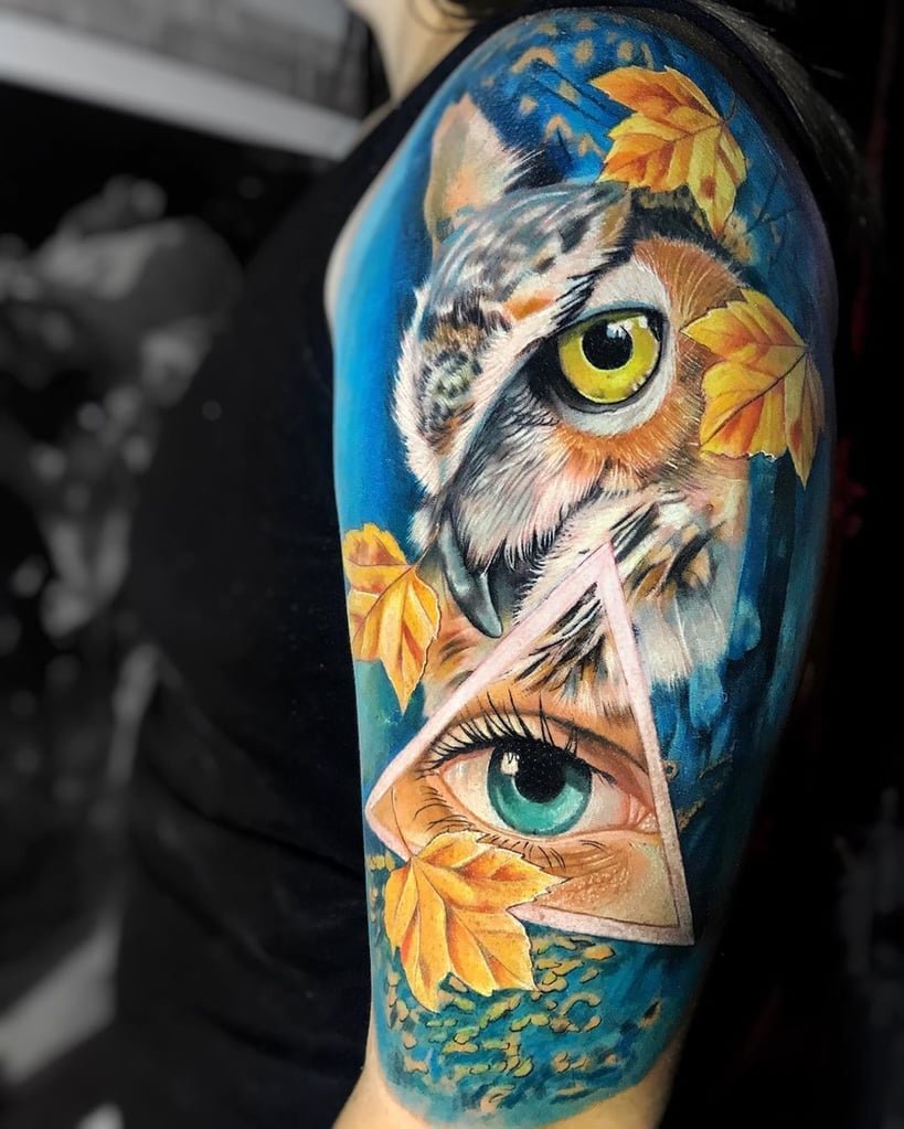 w819-27 Tatuagem colorida de coruja e olho humano com folhas de outono, em fundo azul.