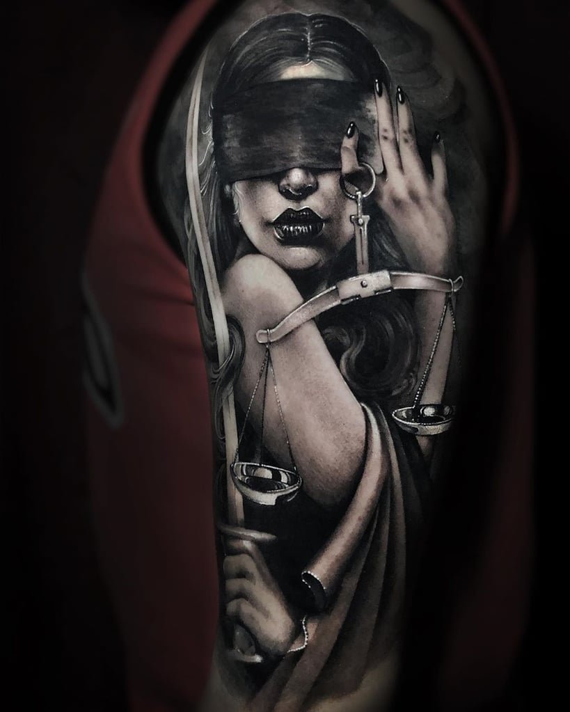 w819-28 Tatuagem de mulher vendada segurando uma balança e uma espada, simbolizando a justiça.