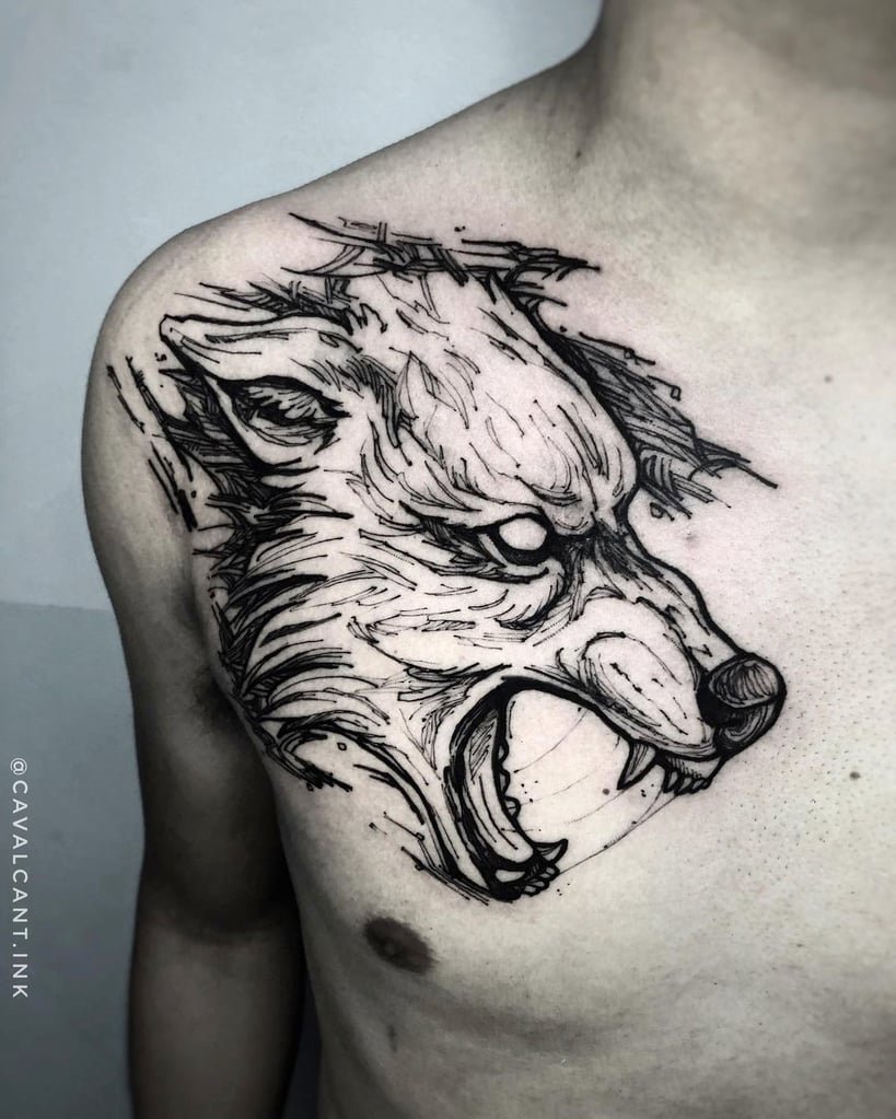 Uma tatuagem de lobo em estilo gráfico, localizada no peito de uma pessoa.