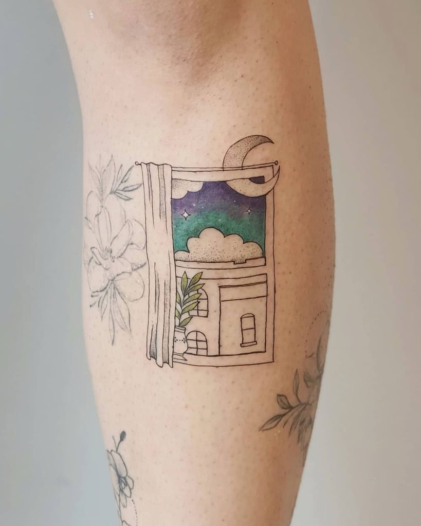 w819-326 Tatuagem de janela com cortina aberta, mostrando céu noturno estrelado, lua e planta em vaso.