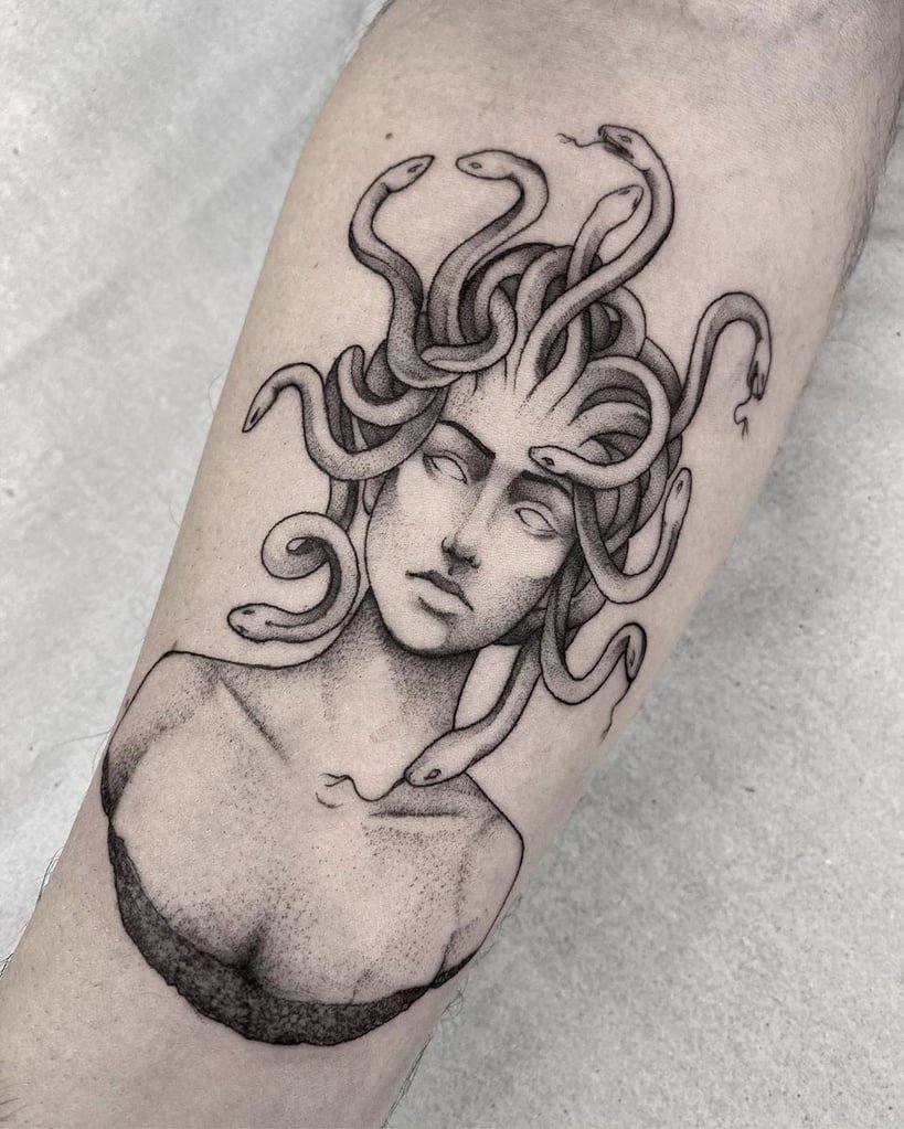 w819-88 Tatuagem de busto feminino com cobras no lugar do cabelo, estilo preto e cinza, no braço de uma pessoa.