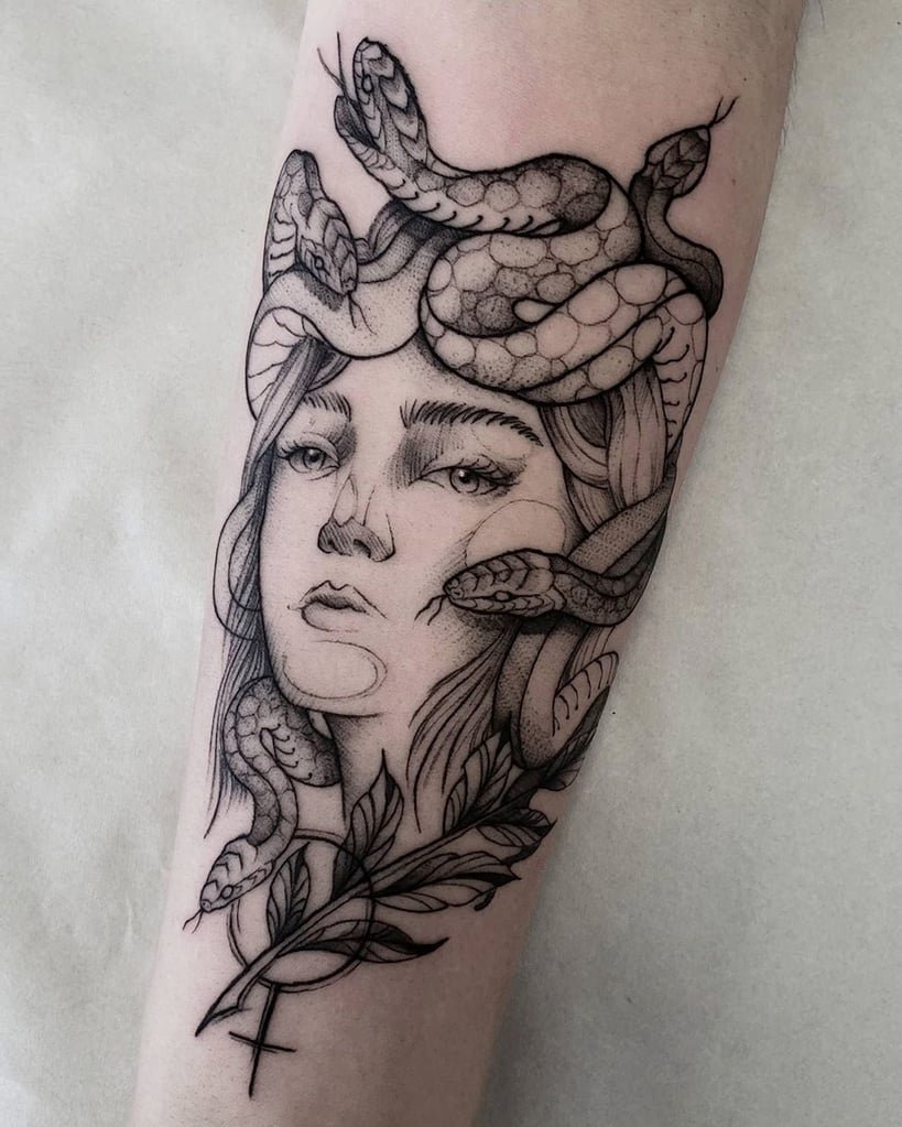 w819-91 Tatuagem de rosto feminino com serpentes na cabeça e folhas na parte inferior, em estilo de traço fino.