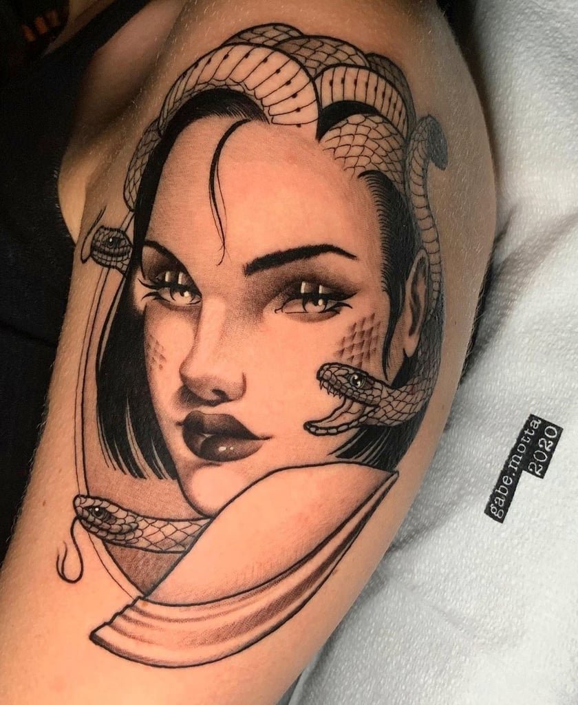 w840 Tatuagem de rosto feminino com cobras entrelaçadas, estilo realista, em um braço.