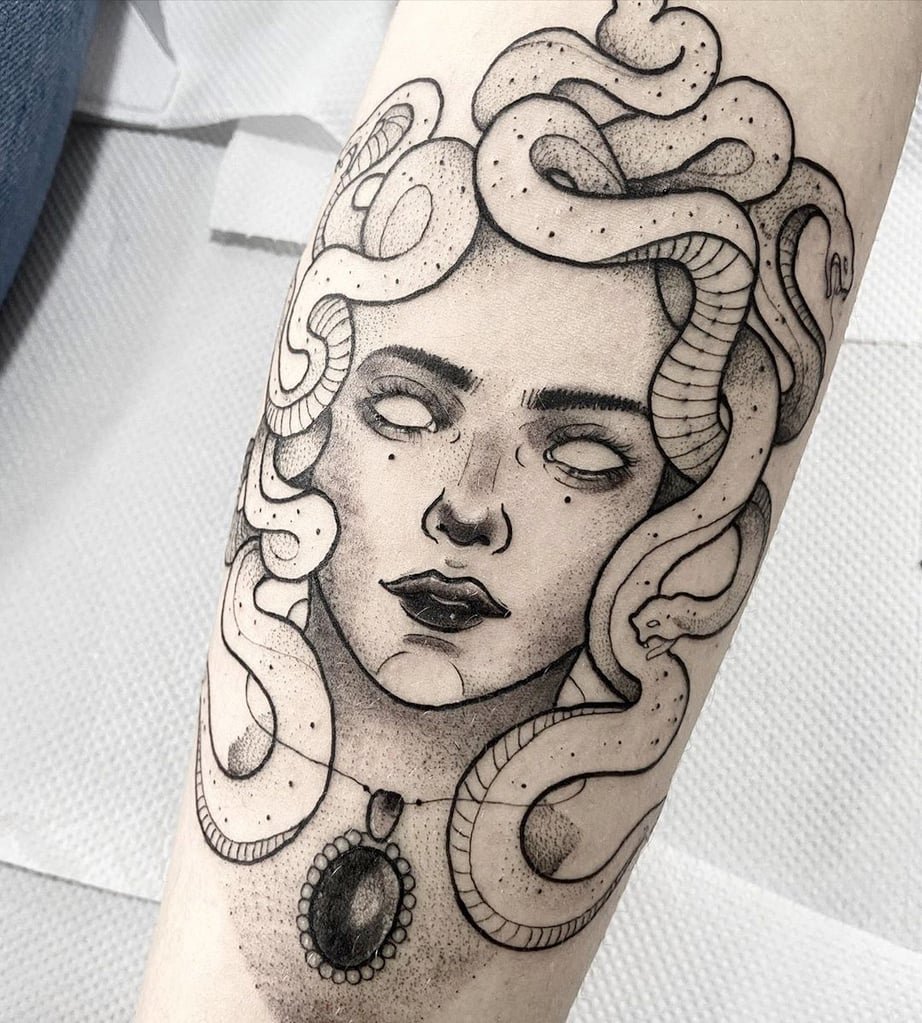 w922 Tatuagem de um rosto com cobras ao redor da cabeça, em estilo preto e cinza, com detalhes em sombreamento.