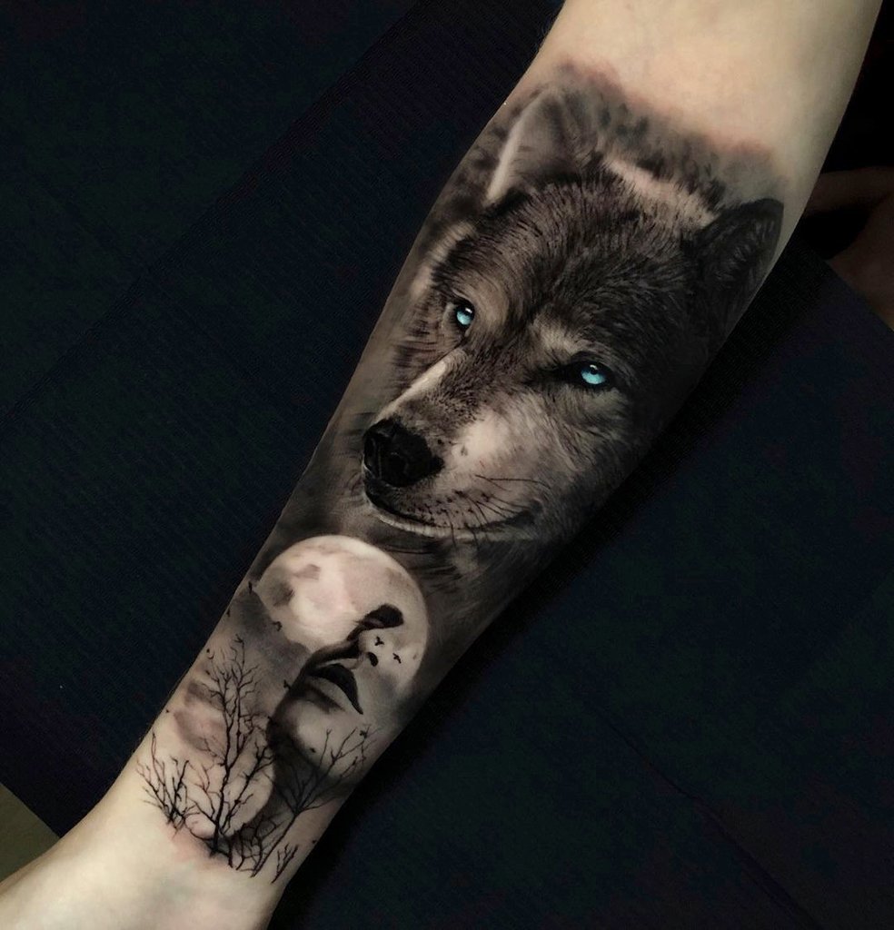 Tatuagem de um lobo com olhos brilhantes, uma lua cheia, rosto humano e árvores em fundo escuro.
