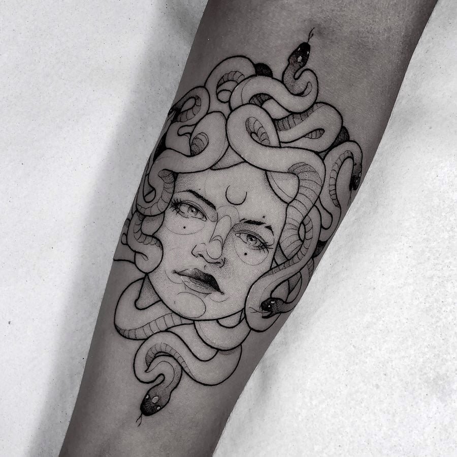w9999-26 Tatuagem de rosto com cobras entrelaçadas no cabelo, destacando detalhes faciais e uma lua na testa.