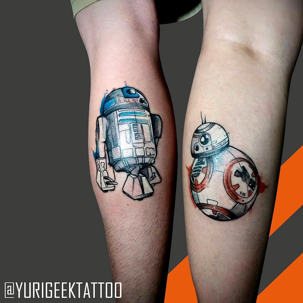 w9999-62 Tatuagens de dois robôs em pernas, com detalhes coloridos e sombreados.