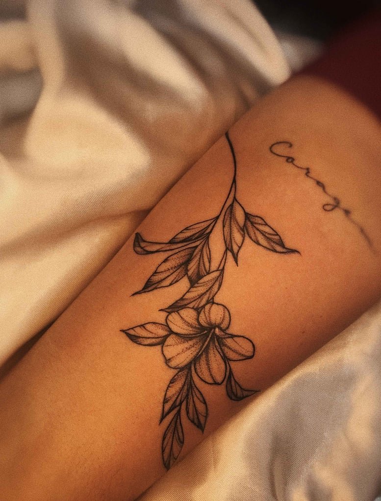 Foto de tatuagem feita por Yasmim bracissievicz (@yasmimtattoo)