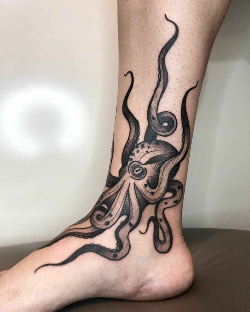 Foto de tatuagem criada por Bruna Nascimento (@_brukaroli)