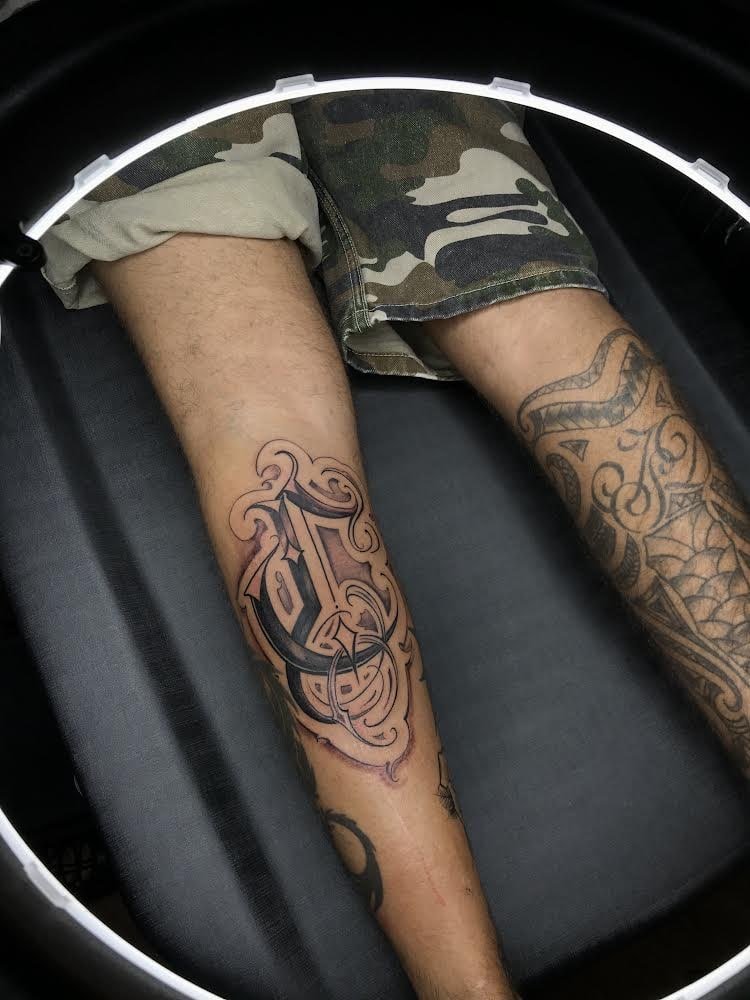 Foto de tatuagem feita por Omong (@omongletters)