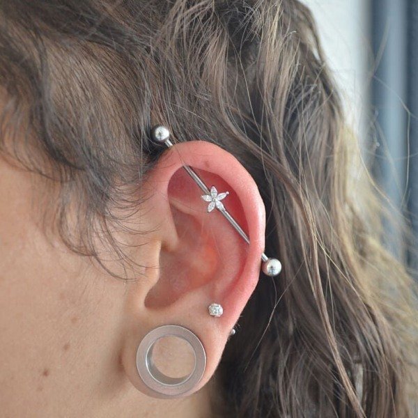 piercing-transversal-5-orelha piercing transversal 5 orelha