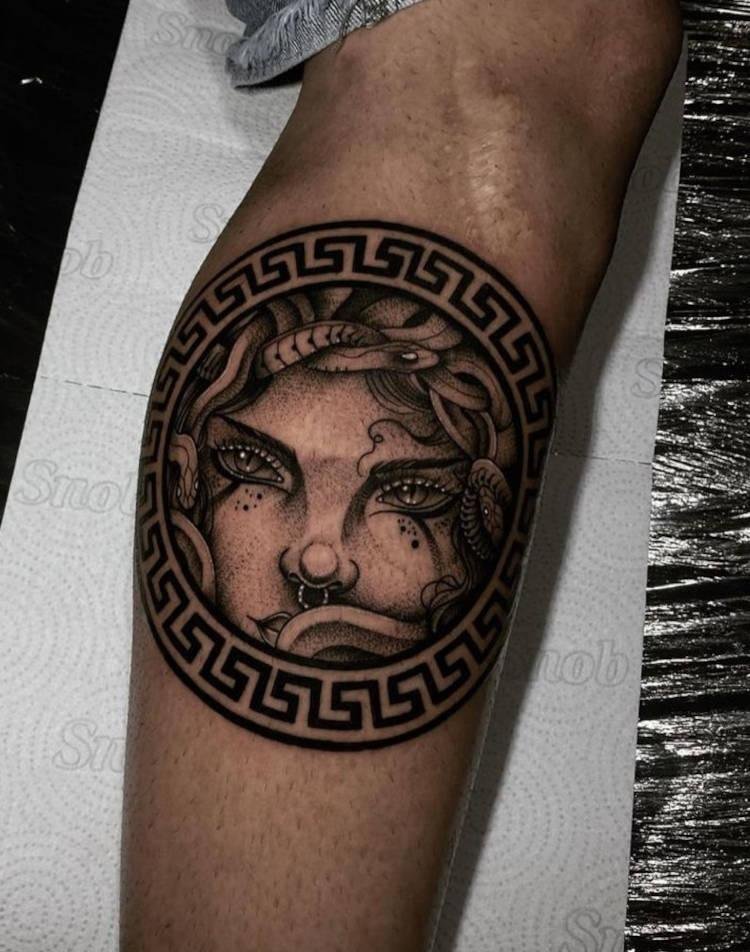 Tatuagem de medusa dentro do círculo da Versace tatuagem de medusa dentro do símbolo do versace