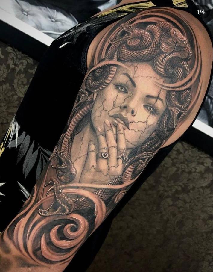 Tatuagem de medusa no ombro e no braço masculina Tatuagem de medusa no braço com o rosto em pedra
