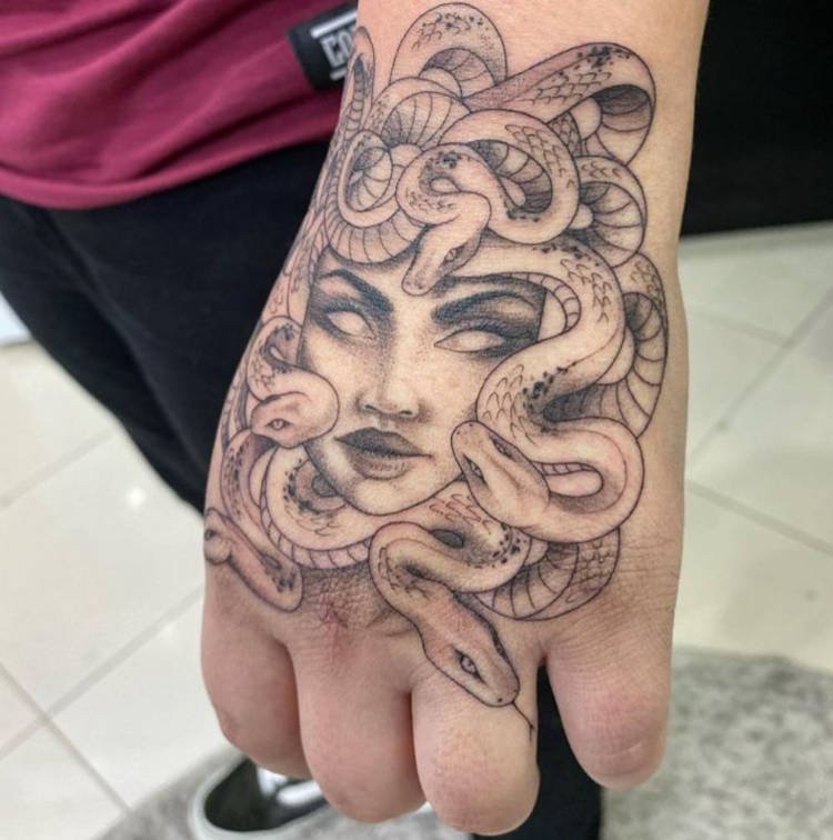 Tatuagem de medusa na mão Tatuagem de medusa na mão