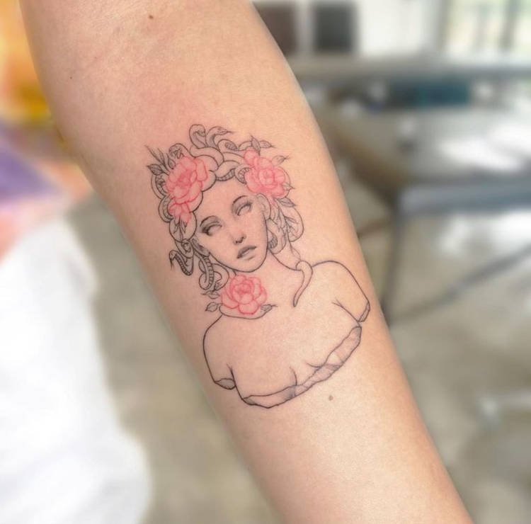 Tatuagem de medusa com detalhes de flores rosas Tatuagem de medusa delicada