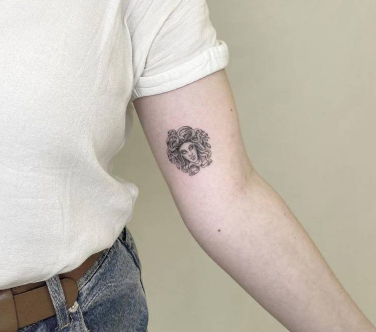 Medusa tattoo delicada e pequena Tatuagem de medusa no braço pequena