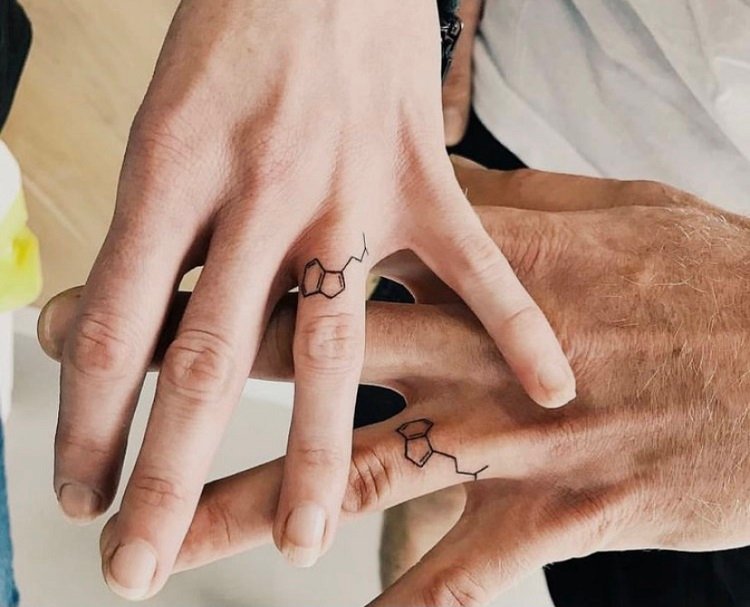 15_tatuagem_de_casal Tatuagem de casal com ligações químicas
