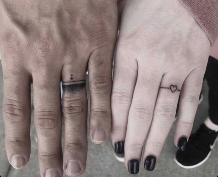 16_tatuagem_de_casal tattoo em forma de anel.