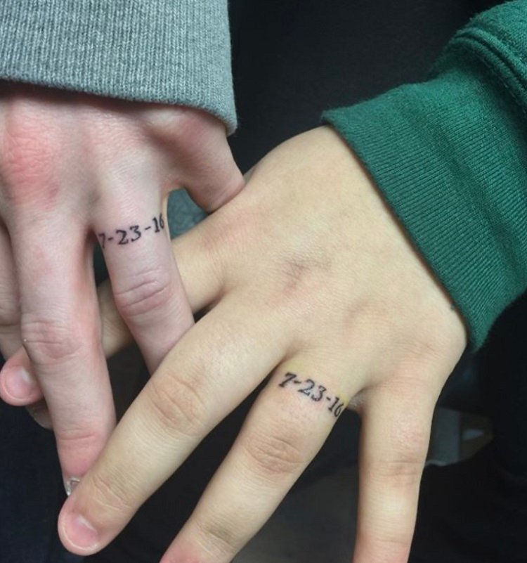 18_tatuagem_de_casal Tatuagem com data no dedo