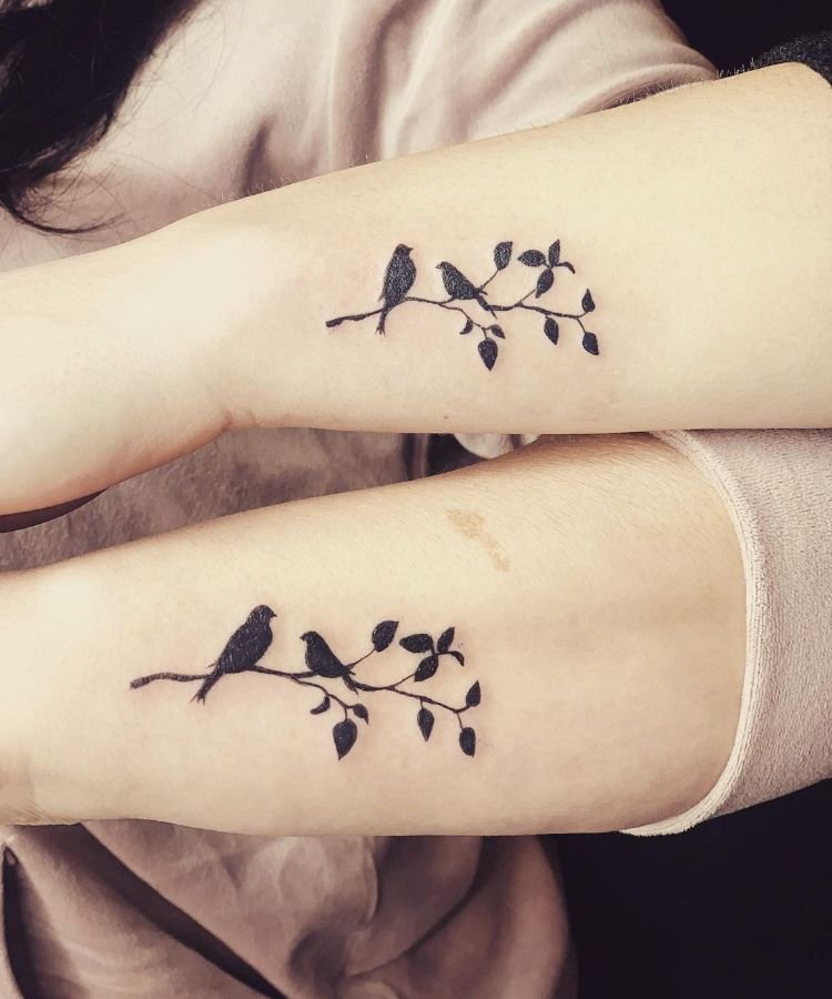 2-tatuagem-mae-filha-passarinhos tatuagem mãe e filha no braço, de passarinhos em um galho de árvore