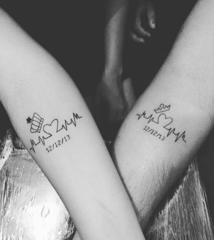20_tatuagem_de_casal tattoo de casal com batimento cardíaco e data de relacionamento
