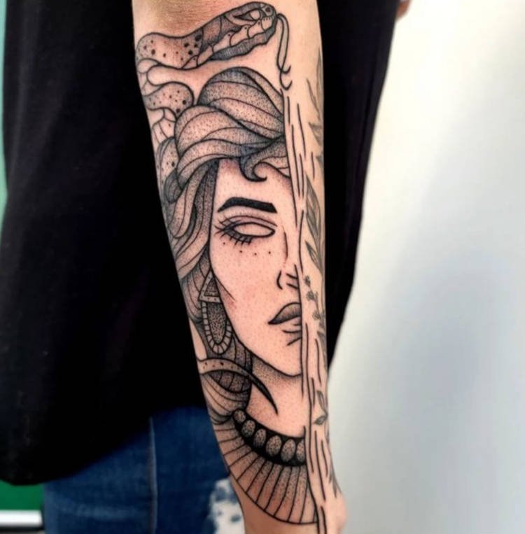 Tatto de medusa no braço de um homem Tatuagem com metade do rosto de medusa no braço