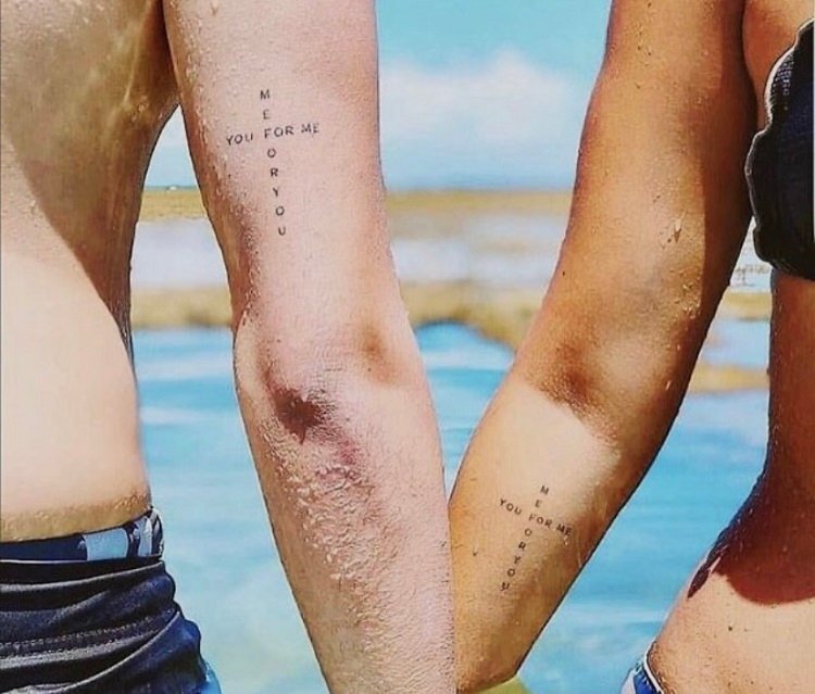 38_tatuagem_de_casal tattoo de casal combinando na praia