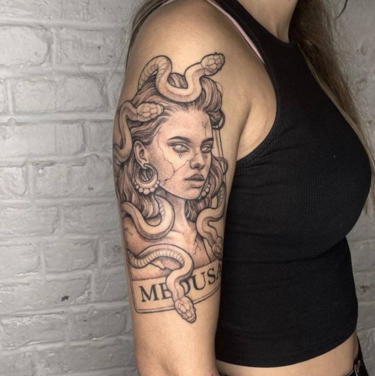 Tatuagem feminina grande da medusa Tatuagem de medusa grande no braço de uma mulher